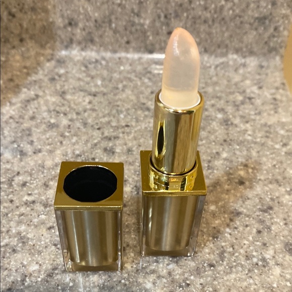 Transfer Proof Color Changing Lipstick - Picture 8 of 9